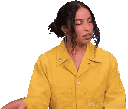 Frau im gelben Hemd fasst sich genervt an den Kopf und verdreht die Augen