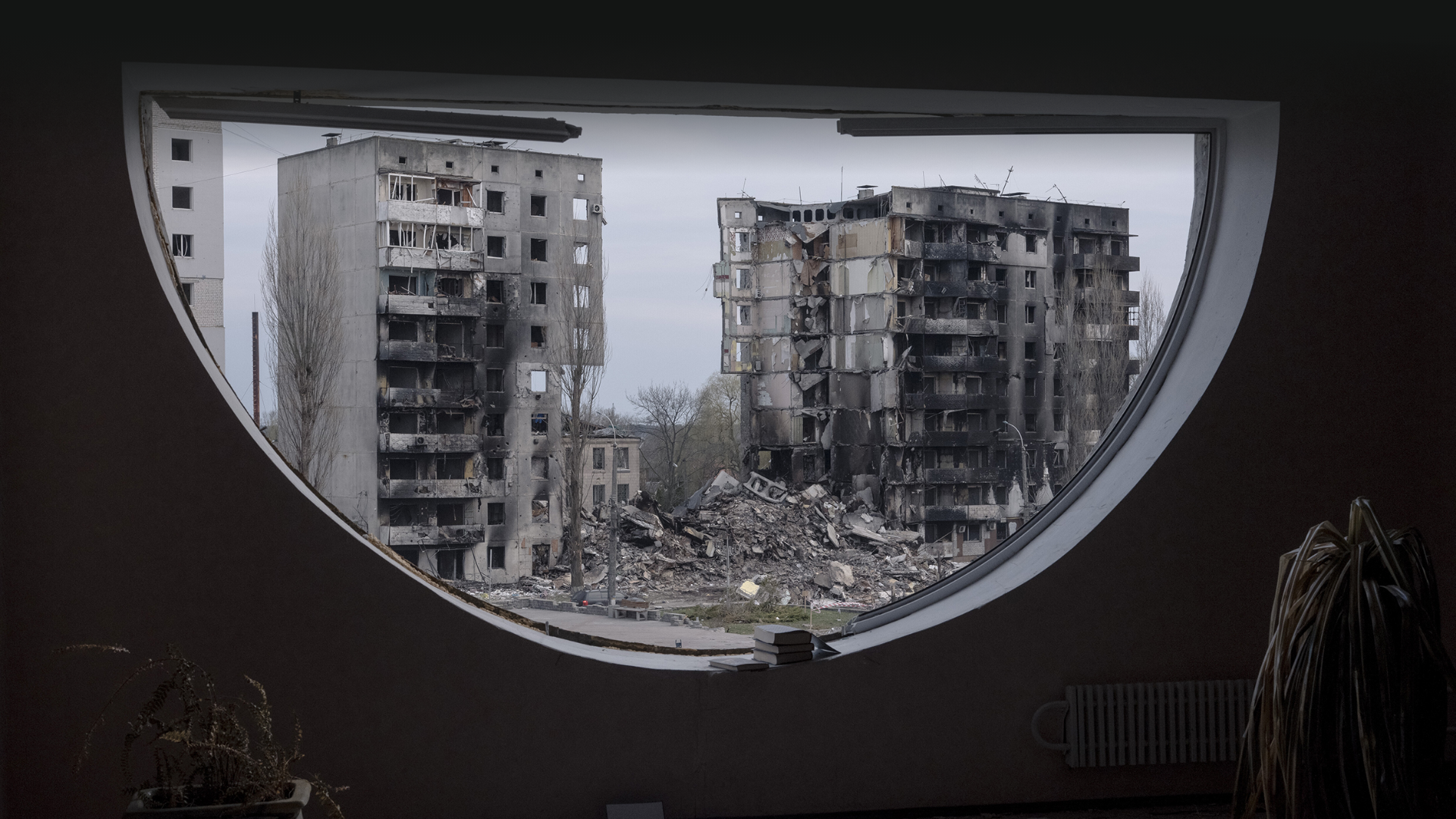 In Borodjanka nordwestlich von Kiew wurden viele Häuser durch russischen Beschuss zerstört. Es wird vermutet, dass unter dem Schutt noch viele Tote begraben liegen.
