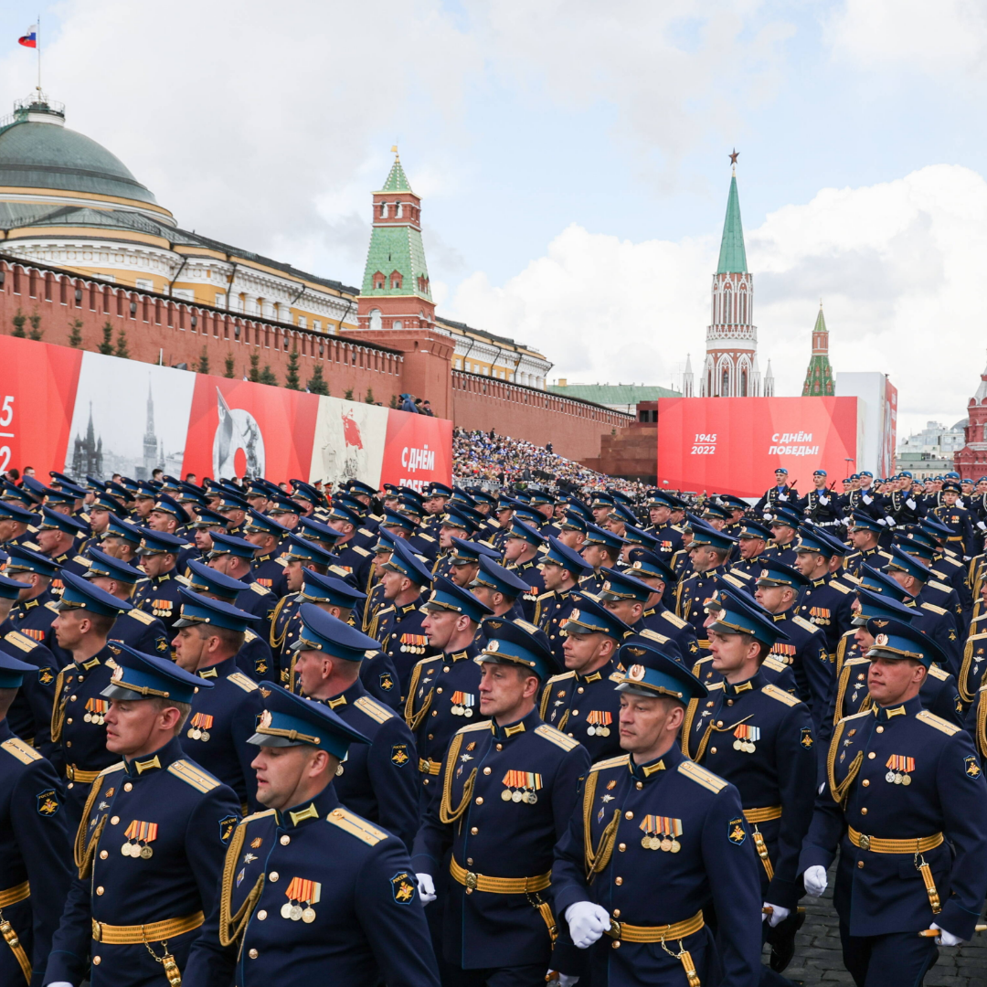 Zeichen der Stärke: Tausende Soldaten paradieren am 9. Mai 2022 auf dem Roten Platz in Moskau.