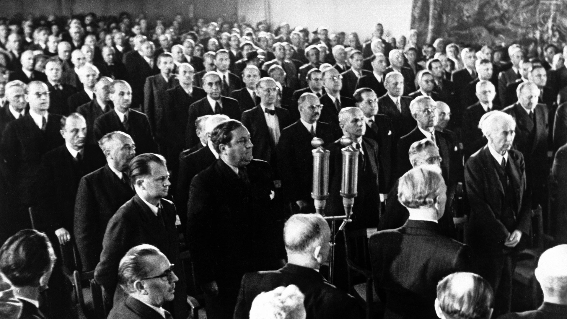 Parlamentarischer Rat: Am 23. Mai 1949 wird das Grundgesetz offiziell verkündet. Die Bundesrepublik Deutschland entsteht.