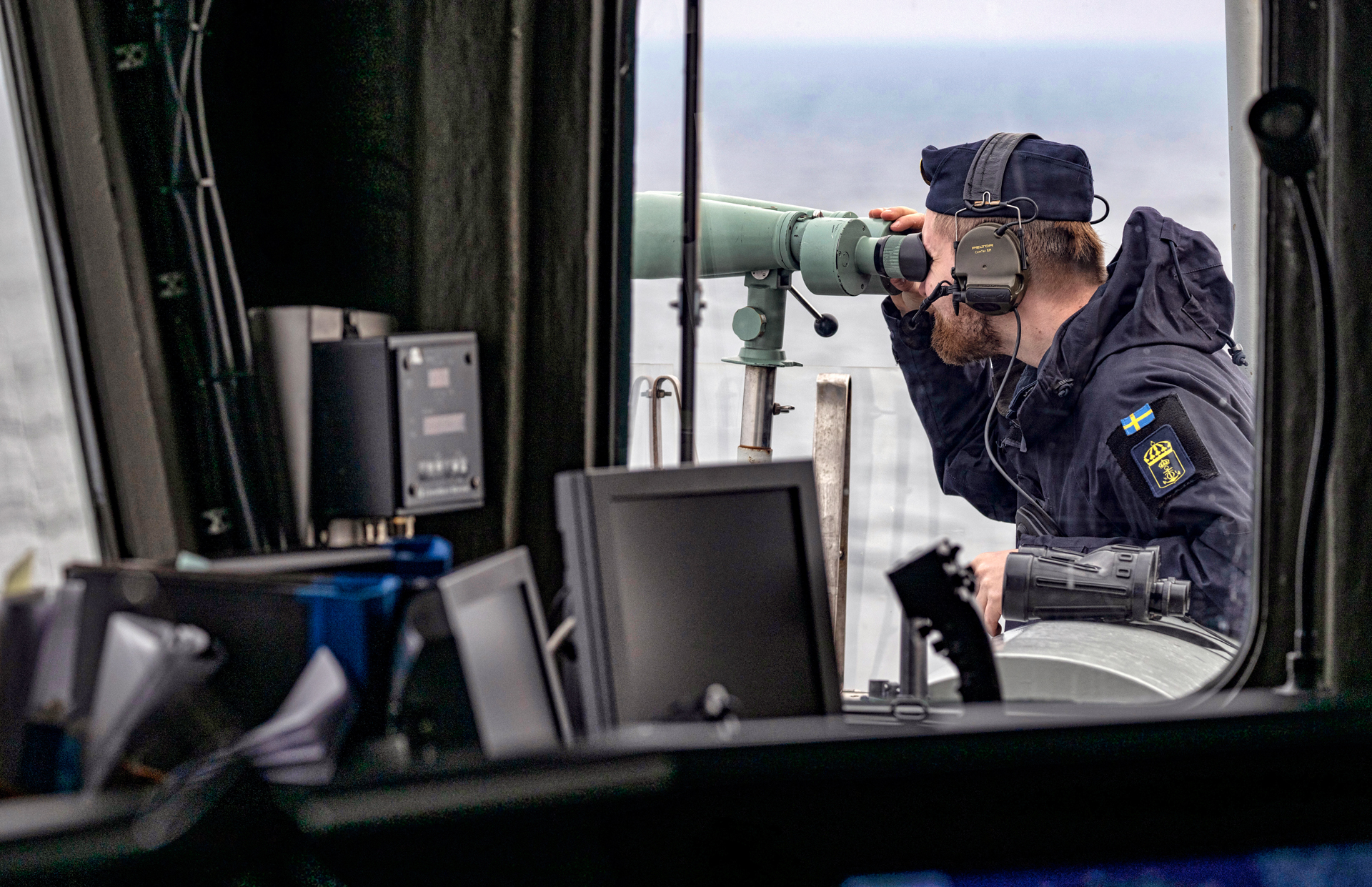 Ein schwedischer Marinesoldat auf dem Patrouillenschiff HMS Carlskrona – erstmals unter Nato-Flagge.